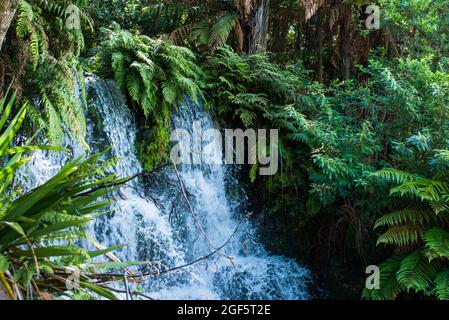 Wasserfälle und seidiger Flusslauf in den Bergen auf einem wunderschönen Fluss Stockfoto