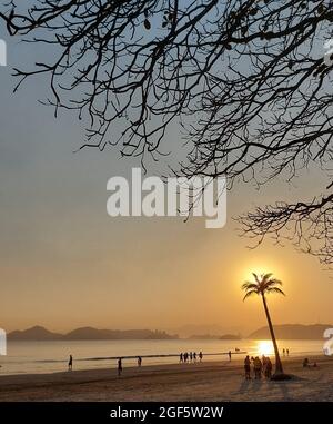 Santos, Sao Paulo, Brasilien. August 2021. (INT) Wetter in Santos, an der Küste von Sao Paulo. 23. August 2021, Santos, Sao Paulo, Brasilien: Am späten Nachmittag vom Strand von Aparecida aus gesehen, in Santos, an der Küste von Sao Paulo, am Montag (22). Die Temperaturen blieben an der gesamten Küste von Sao Paulo hoch und der Trend wird bis Freitag so bleiben. Fair, wenn eine neue Kaltfront im Bundesstaat eintreffen sollte. (Bild: © Luigi Bongiovanni/TheNEWS2 via ZUMA Press Wire) Stockfoto