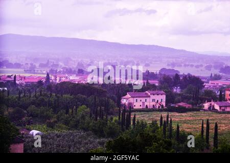 Regen fällt in Spello in Umbrien Italien Stockfoto