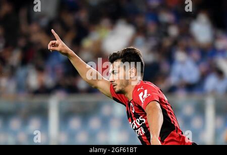 Genua, Italien. August 2021. Brahim Diaz von AC Mailand feiert sein Tor während eines Fußballspiels der Serie A zwischen Sampdoria und AC Milan in Genua, Italien, am 23. August 2021. Quelle: Alberto Lingria/Xinhua/Alamy Live News Stockfoto