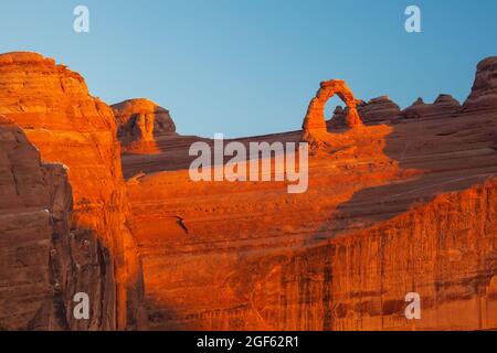 Delicate Arch vom Delicate Arch Viewpoint bei Sonnenaufgang, Arches National Park, Utah Stockfoto