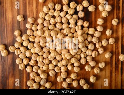 Geröstete Kichererbsen auf einem Holztisch in einer hügelige Ansicht von oben Stockfoto