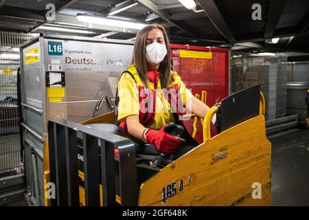 19. August 2021, Baden-Württemberg, Köngen: Adriana Tec, Dispatcher im DHL Paketzentrum in Köngen, fährt in ihrer Nachtschicht eine Stablere durch das Paketzentrum. (An dpa: 'Hohes Paketvolumen im DHL-Distributionszentrum - Corona oder nicht') Foto: Christoph Schmidt/dpa Stockfoto