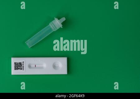 Das Covid 19 Rapid Antigen Test Kit mit negativem Ergebnis. Selektive Fokuspunkte. Stockfoto