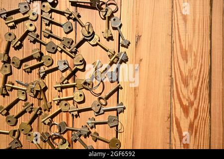 House Keys Bronze Metall Kiefer Holz Passwortsicherheit Datenschutz Stockfoto