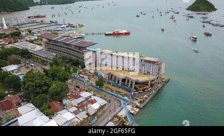 Luftaufnahme Labuan Bajo Port Tor zur berühmten Komodo Insel im Osten von Nusa Tenggara Indonesien Stockfoto