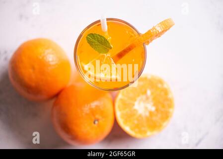 Sommergetränk saftige Orangenscheibe, exotische Sommergetränke erfrischend von kalten Getränken Gläser frisches Obst auf Eis hausgemachter Cocktailtee mit Orange und Minze Stockfoto