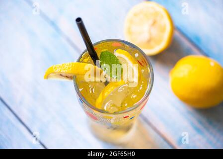 Exotische Sommergetränke erfrischend von kalten Getränken Gläser frisches Obst auf Eis hausgemachter Cocktail-Tee mit Zitrone und Minze Blatt, bunte Sommergetränk saftig Stockfoto