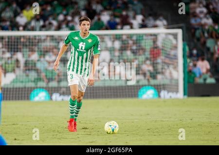 Sevilla, Spanien. August 2021. Edgar Gonzalez von Real Betis während des Fußballmatches von La Liga Santander 2021/2022 zwischen Real Betis Balompie und Cadiz CF im Benito Villamarin Stadion in Sevilla in Aktion gesehen.(Final Score; Real Betis 1:1 Cadiz CF) Credit: SOPA Images Limited/Alamy Live News Stockfoto