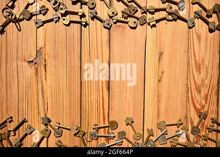 House Keys Bronze Metall Kiefer Holz Passwortsicherheit Datenschutz Stockfoto