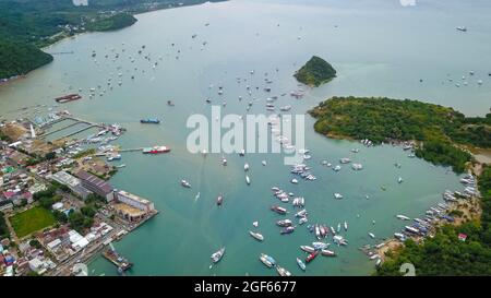 Luftaufnahme Labuan Bajo Port Tor zur berühmten Komodo Insel im Osten von Nusa Tenggara Indonesien Stockfoto