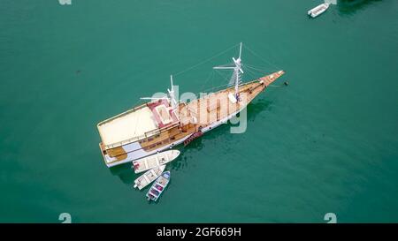 Schöne Luftaufnahme von Stränden und touristischen Boot Segeln in Flores Insel Indonesien. Stockfoto