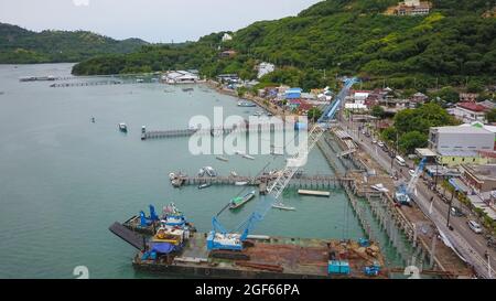 Luftaufnahme Labuan Bajo Port Tor zur berühmten Komodo Insel im Osten von Nusa Tenggara Indonesien Stockfoto