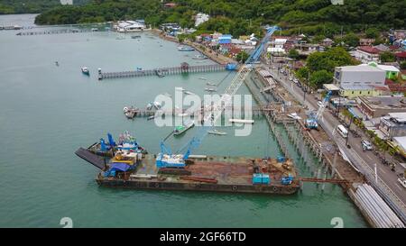 Luftaufnahme Labuan Bajo Port Tor zur berühmten Komodo Insel im Osten von Nusa Tenggara Indonesien Stockfoto