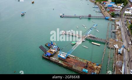 Luftaufnahme Labuan Bajo Port Tor zur berühmten Komodo Insel im Osten von Nusa Tenggara Indonesien Stockfoto
