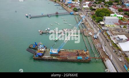 Luftaufnahme Labuan Bajo Port Tor zur berühmten Komodo Insel im Osten von Nusa Tenggara Indonesien Stockfoto
