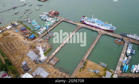 Luftaufnahme Labuan Bajo Port Tor zur berühmten Komodo Insel im Osten von Nusa Tenggara Indonesien Stockfoto