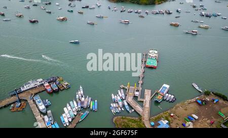 Luftaufnahme Labuan Bajo Port Tor zur berühmten Komodo Insel im Osten von Nusa Tenggara Indonesien Stockfoto