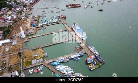 Luftaufnahme Labuan Bajo Port Tor zur berühmten Komodo Insel im Osten von Nusa Tenggara Indonesien Stockfoto