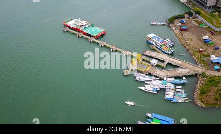 Luftaufnahme Labuan Bajo Port Tor zur berühmten Komodo Insel im Osten von Nusa Tenggara Indonesien Stockfoto