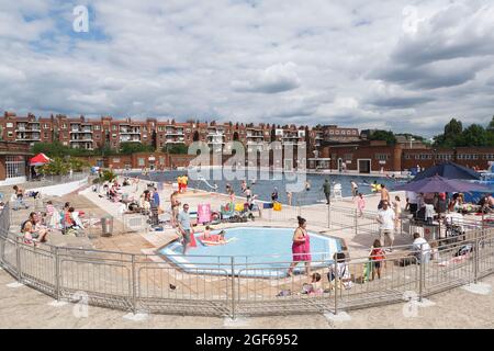 Menschen, die das Parliament Hill Fields Lido genießen, werden auch als Hampstead Heath Lido bekannt. Das lido wurde am 20. August 1938 eröffnet und von H. A. Rowboth entworfen Stockfoto