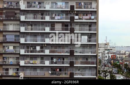 Tokio, Japan. August 2021. Blick auf die Balkone eines Wohnhauses. Quelle: Karl-Josef Hildenbrand/dpa/Alamy Live News Stockfoto