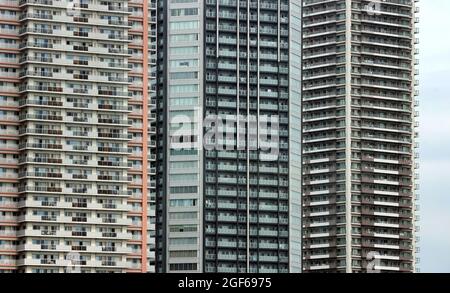 Tokio, Japan. August 2021. Blick auf nahe beieinander stehende Wohnhäuser. Quelle: Karl-Josef Hildenbrand/dpa/Alamy Live News Stockfoto