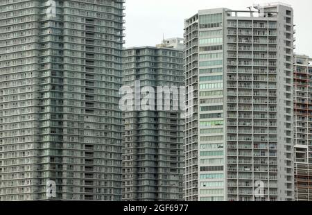 Tokio, Japan. August 2021. Blick auf nahe beieinander stehende Wohnhäuser. Quelle: Karl-Josef Hildenbrand/dpa/Alamy Live News Stockfoto