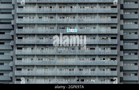 Tokio, Japan. August 2021. Kleidung und Decken sind auf dem Balkon eines Mehrfamilienhauses zu sehen. Quelle: Karl-Josef Hildenbrand/dpa/Alamy Live News Stockfoto