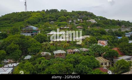 Luftaufnahme des Hügels mit Haus- und Hotelgebäude in Labuan Bajo West Manggarai. Stockfoto