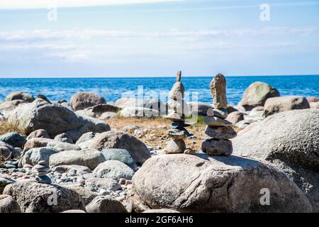 Zwei steinerne Türme stehen auf einem großen Stein Stockfoto