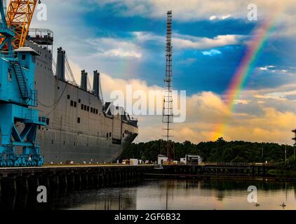 Das Kampfteam der 3. Brigade „Rakkasans“ der 101. Luftlandedivision (Air Assault) führt auf dem US-Marineschiff Gilliano auf der Joint Base Charleston, S.C. Schiffsverladung durch. Das Schiff wird nach Port Arthur, TX, abfliegen, während die 3. Brigade ihre Sea Emergency Deployment Readiness Übung durchführt. (USA Army Fotos von SPC. Jacob Wachob, 40. Abteilung für öffentliche Angelegenheiten) Stockfoto