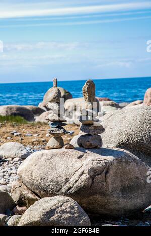 Zwei steinerne Türme stehen auf einem großen Stein Stockfoto