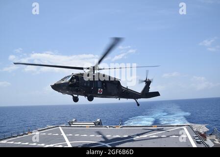 210821-N-N3764-0105 KARIBISCHES MEER- (AUG 21, 2021) – EIN Hubschrauber der US-Armee UH-60 Blackhawk hebt nach dem Tanken am 21. August 2021 vom Expeditions-Schnelltransportschiff USNS Burlington (T-EPF 10) der Spearhead-Klasse ab. Burlington wird nach einem Erdbeben der Stärke 7.2 am 14. August 2021 bei den U.S. Naval Forces Southern Command/U.S. 4th Fleet eingesetzt, um humanitäre Hilfe und Katastrophenhilfe (HADR) in Haiti zu unterstützen. (USA Navy Foto/veröffentlicht) Stockfoto