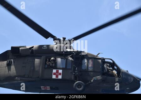 210821-N-N3764-0106 KARIBISCHES MEER- (AUG 21, 2021) – EIN Hubschrauber der US-Armee UH-60 Blackhawk fliegt nach der Betankung am 21. August 2021 vom Expeditions-Schnelltransportschiff USNS Burlington (T-EPF 10) der Spearhead-Klasse ab. Burlington wird nach einem Erdbeben der Stärke 7.2 am 14. August 2021 bei den U.S. Naval Forces Southern Command/U.S. 4th Fleet eingesetzt, um humanitäre Hilfe und Katastrophenhilfe (HADR) in Haiti zu unterstützen. (USA Navy Foto/veröffentlicht) Stockfoto