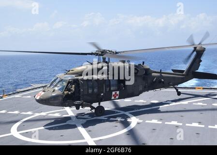 210821-N-N3764-0100 KARIBISCHES MEER- (AUG 21, 2021) – EIN Hubschrauber der US-Armee UH-60 Blackhawk landet auf dem Expeditions-Schnelltransportschiff USNS Burlington (T-EPF 10) der Spearhead-Klasse zum Tanken, 21. August 2021. Burlington wird nach einem Erdbeben der Stärke 7.2 am 14. August 2021 bei den U.S. Naval Forces Southern Command/U.S. 4th Fleet eingesetzt, um humanitäre Hilfe und Katastrophenhilfe (HADR) in Haiti zu unterstützen. (USA Navy Foto/veröffentlicht) Stockfoto