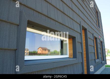 Modernes Passivhaus mit energieeffizientem Abstellgleis, Passivhauswänden. Stockfoto