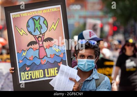 Washington, DC, USA, 23. August 2021. Im Bild: Einer von Hunderten von Demonstranten, die während eines von Shut Down DC und Extinction Rebellion gesponserten marsches gegen die Ölpipeline der Linie 3 von Enbridge protestieren. Die Pipeline verläuft durch Vertragsgebiete und das Quellgebiet des Mississippi River, um Ölsand aus Kanada zu transportieren. Die ökologischen und klimatischen Auswirkungen in den nächsten 50 Jahren werden mit dem Bau und Betrieb von 50 Kohlekraftwerken vergleichbar sein. Kredit: Allison Bailey / Alamy Live Nachrichten Stockfoto