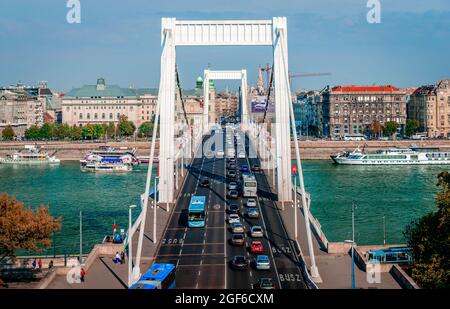 Budapest, Ungarn - Oktober 7 2018: Blick auf die Elisabethbrücke, die Buda und Pest über die Donau verbindet. Stockfoto