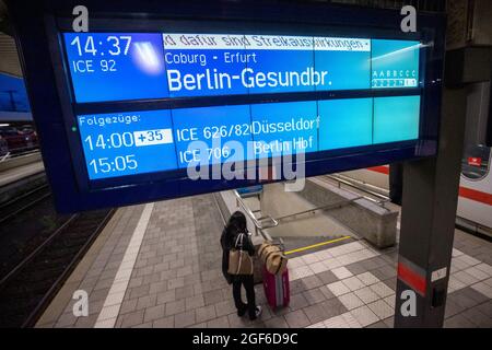 Nürnberg, Deutschland. August 2021. Eine Anzeigetafel am Hauptbahnhof weist auf einen Streik der Lokführer-Gewerkschaft GDL hin. Die Lokführer-Gewerkschaft GDL hat ihre Mitglieder zum Streik aufgefordert. Quelle: Daniel Karmann/dpa/Alamy Live News Stockfoto