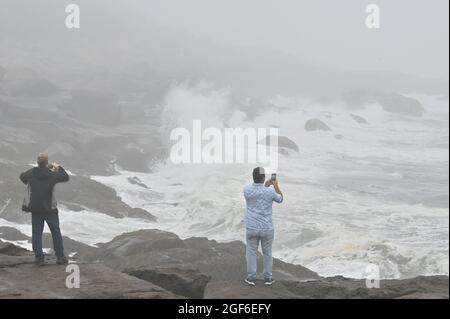 Maine, Usa. August 2021. Die Menschen beobachten das raue Wasser und den schweren Dunst vor dem Nubble Lighthouse in NYC. (Foto von Aimee Dilger/ SOPA Images/Sipa USA) Quelle: SIPA USA/Alamy Live News Stockfoto