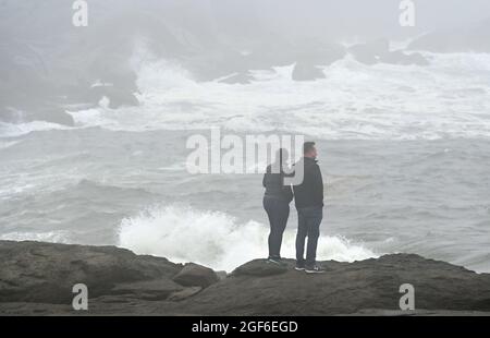 Maine, Usa. August 2021. Ein Paar beobachtet und fotografiert das raue Wasser und den schweren Dunst außerhalb des Nubble Lighthouse in NYC. (Foto von Aimee Dilger/ SOPA Images/Sipa USA) Quelle: SIPA USA/Alamy Live News Stockfoto