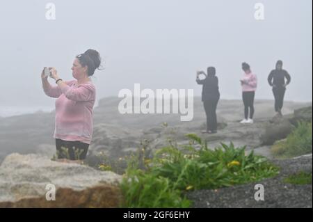 Maine, Usa. August 2021. Die Menschen beobachten und fotografieren das raue Wasser und den schweren Dunst außerhalb des Nubble Lighthouse in NY. (Foto: Aimee Dilger/ SOPA Images/Sipa USA) Quelle: SIPA USA/Alamy Live News Stockfoto