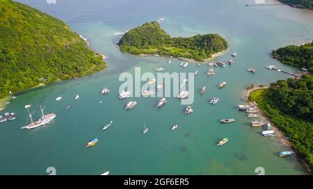 Luftaufnahme Gruppe von traditionellen Phinisi Segeln um Padar Insel Labuan Bajo. Stockfoto