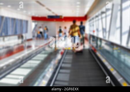 Verschwommener Laufsteg oder Travelator in der U-Bahn-Station in Dubai Stockfoto