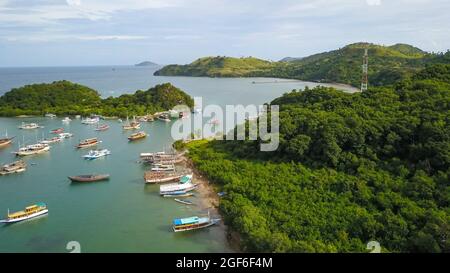 Luftaufnahme Gruppe von traditionellen Phinisi Segeln um Padar Insel Labuan Bajo. Stockfoto