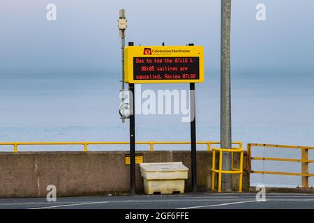 Wemyss Bay, Inverclyde, Schottland, Großbritannien. , . Wetter in Großbritannien - am frühen Morgen wurde die Fähre von Wemyss Bay nach Rothesay auf der Isle of Bute aufgrund von Nebel abgesagt. Eine Überprüfung der späteren Segelfahrten wird auf 7:30 stattfinden.Quelle: Kay Roxby/Alamy Live News Stockfoto