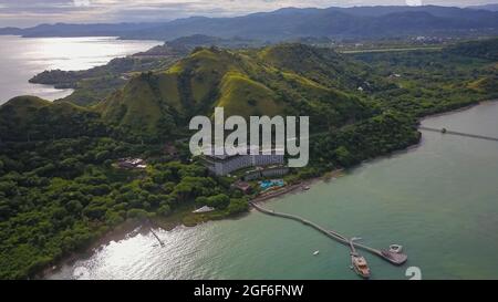 Luftaufnahme des Ayana Komodo Resorts mit Meerblick und Holzsteg. Stockfoto