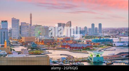 Skyline von Yokohama bei Sonnenuntergang in Japan Stockfoto