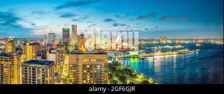Skyline von Yokohama bei Sonnenuntergang in Japan Stockfoto
